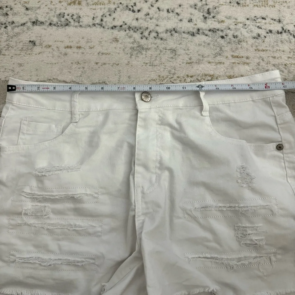 Like 🆕 Distressed cotton blend 3.5” inseam boutique jean shorts